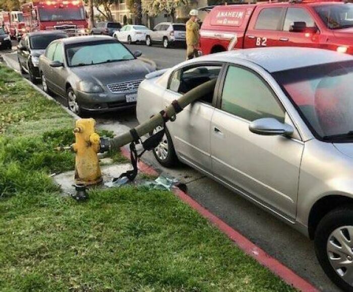 Esto es lo que pasa cuando aparcas delante de una boca de incendios y se declara un fuego