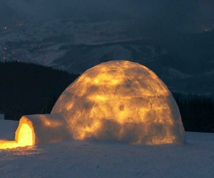 Este es el aspecto de un iglú cuando se enciende fuego en su interior. El fuego interior derrite la capa interna de hielo, y el frío exterior la vuelve a congelar, añadiendo una capa de aislamiento que puede mantener el iglú a 15°C en el interior mientras está a -45°C en el exterior