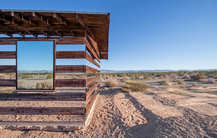 Esto es lo que pasa cuando pones espejos horizontales en una choza en el desierto