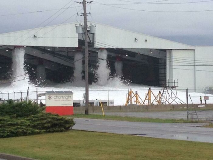 ¿Alguna vez se ha preguntado qué ocurre si se produce un incendio en el hangar de un avión? Sistema de extinción activado en el Aeropuerto Internacional Toronto Pearson