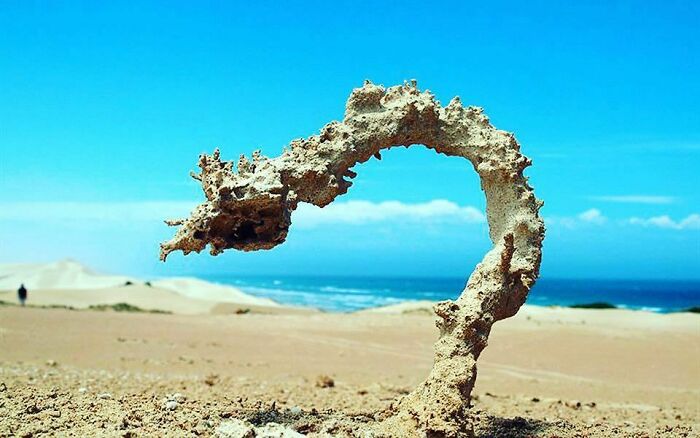 Esto es lo que ocurre cuando un rayo cae en la arena de la playa