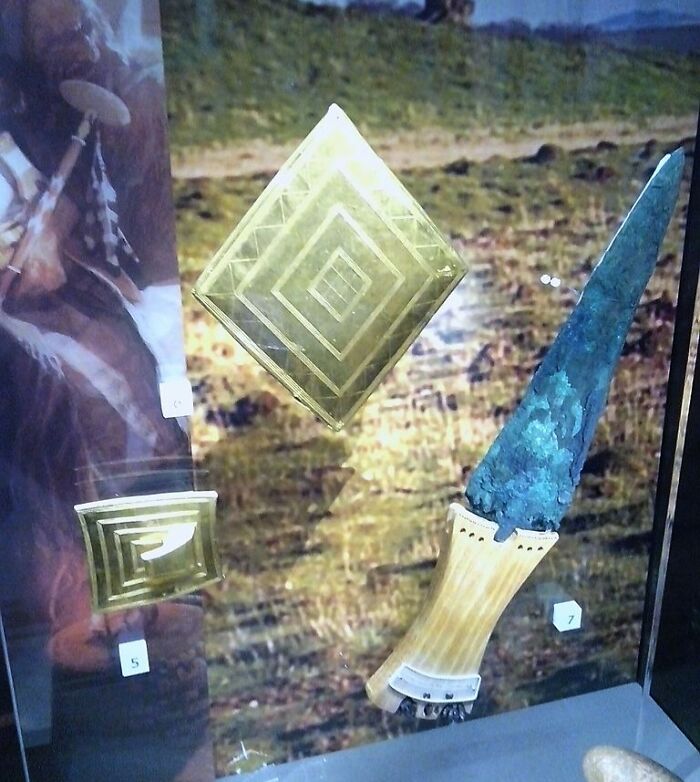 The Dagger Of Bush Barrow (2,000 BC)