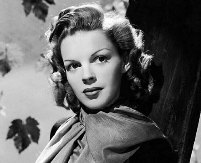 Black and white picture of Judy Garland