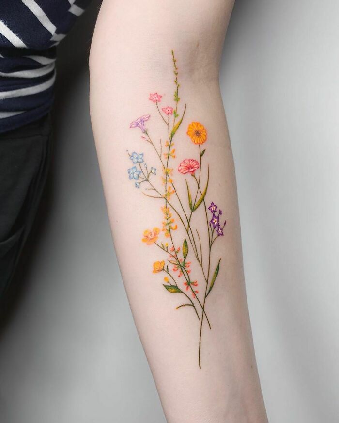 Flores silvestres por Jing del estudio de tatuajes Jing' en Flushing, NY