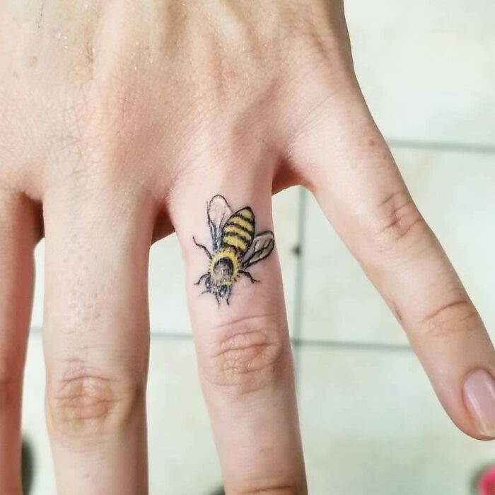 Abejas para una pareja de apicultores casados, por Keith C (yo) en Spinning Needle Tattoos en Fort Worth