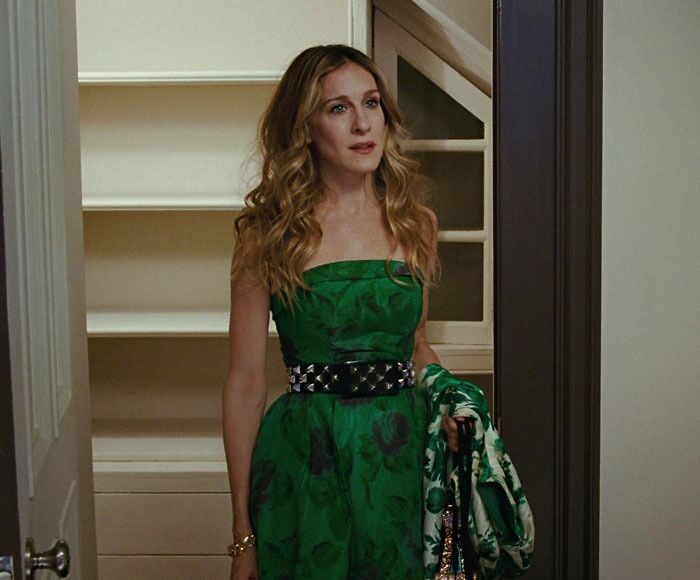 Carrie wearing green dress 