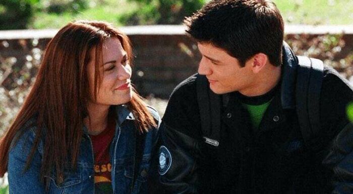 Nathan And Haley smiling 