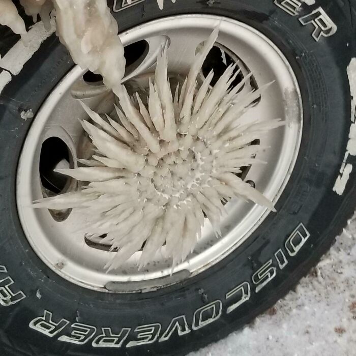 Carámbanos en la tapa de la rueda por conducir sobre la nieve 