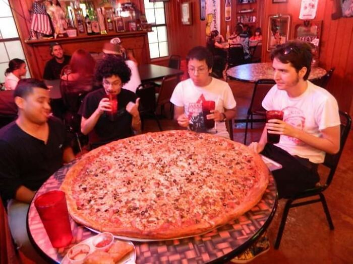 Esta pizza tamaño mesa en Big Joe's Pizza, San Antonio, Texas