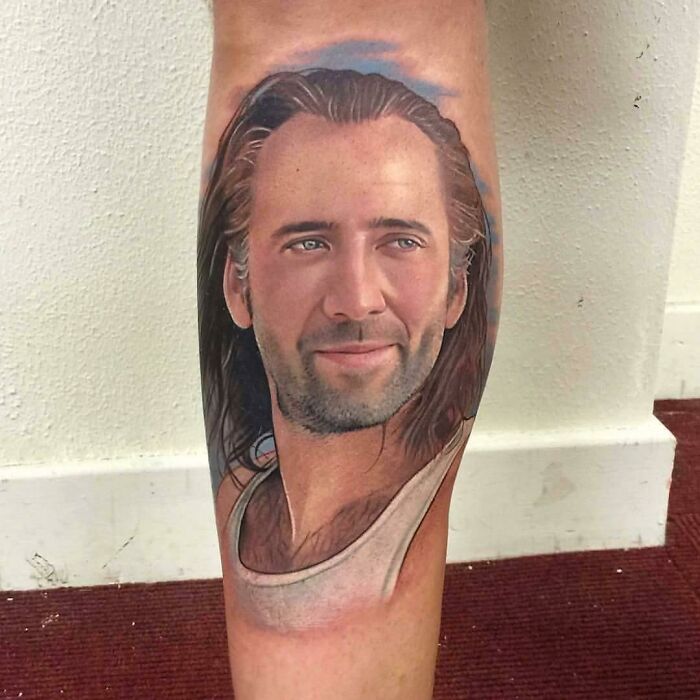 Tatuaje de Nick Cage en la pierna 