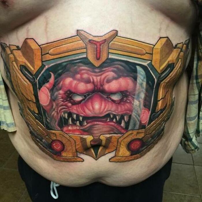 Un gran tatuaje de Krang en una gran barriga