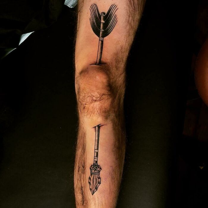 Mi amigo iba a hacerse un tatuaje, pero le clavaron una flecha en la rodilla