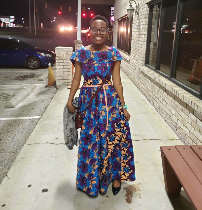Este es el vestido de graduación que me hizo mi tía de Nigeria en 2019. Lo diseñamos a partir de dos vestidos diferentes. El diseño de la tela es mi parte favorita