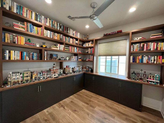 Books and toy houses on wooden bookshelves 