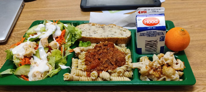 Parece que los almuerzos escolares vuelven a causar furor: Estados Unidos, escuela secundaria pública