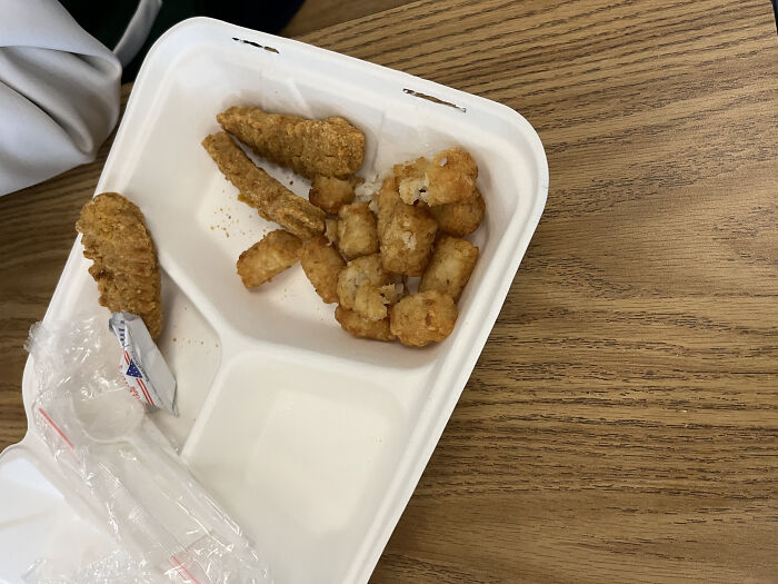 Elementary School Lunch In Affluent School District In Southern California