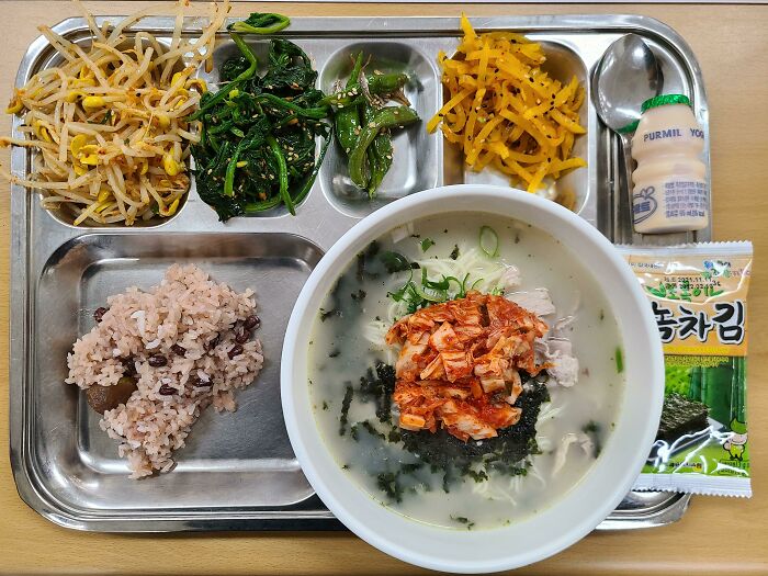 ¡Mi almuerzo escolar coreano (que los estudiantes reciben gratis)! ¡Sopa de fideos de res y varios banchan!