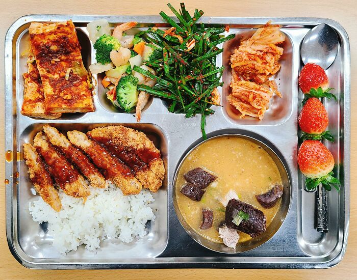 ¡Mi almuerzo escolar coreano! Chuleta de cerdo, sopa de morcilla y banchan variado