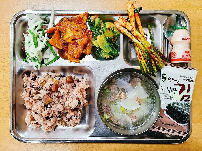 ¡Mi almuerzo escolar coreano! Filetes de pato hechos a mano, sopa de res y rábano y variedad de banchan