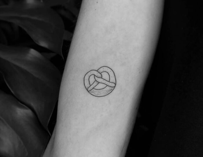 minimalistic tattoo of a pretzel