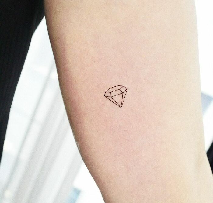 minimalistic tattoo of a diamond 
