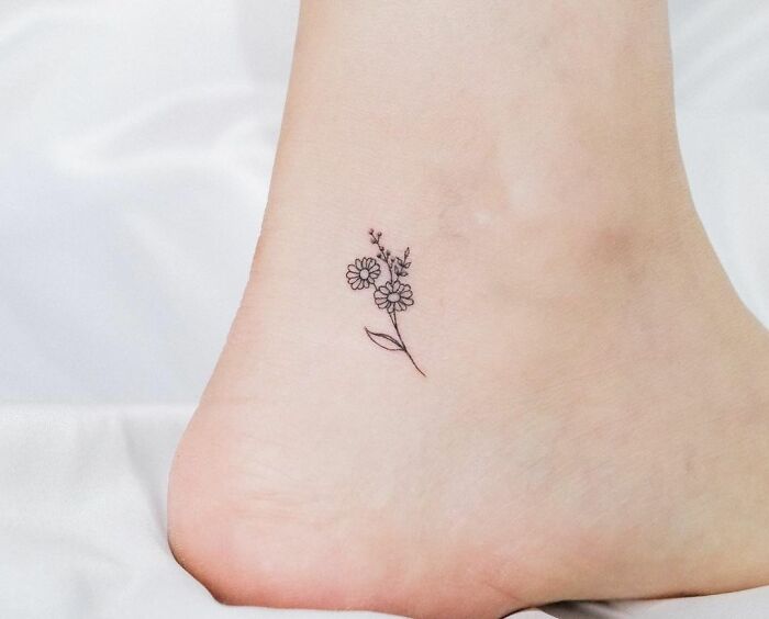 Tiny Daisy Tattoo
