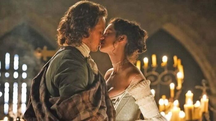 Claire And Jamie kissing 