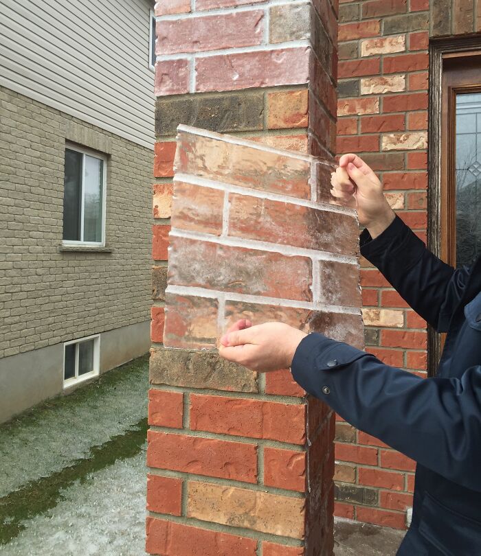 Las láminas de hielo que se desprendían de la pared de ladrillo de nuestra casa después de una lluvia helada 