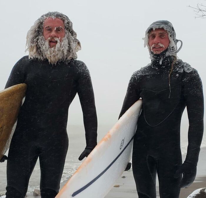 Después de surfear en el lago Erie durante la tormenta invernal Elliott 