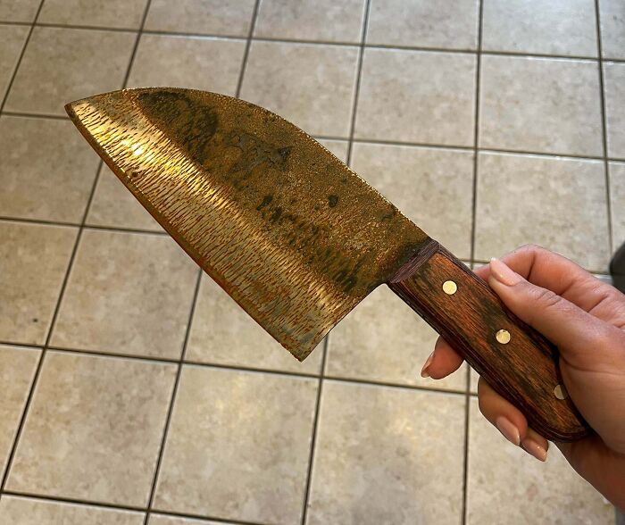 Le compré a mi esposo este caro cuchillo para Navidad... Metió el cuchillo en el lavavajillas...