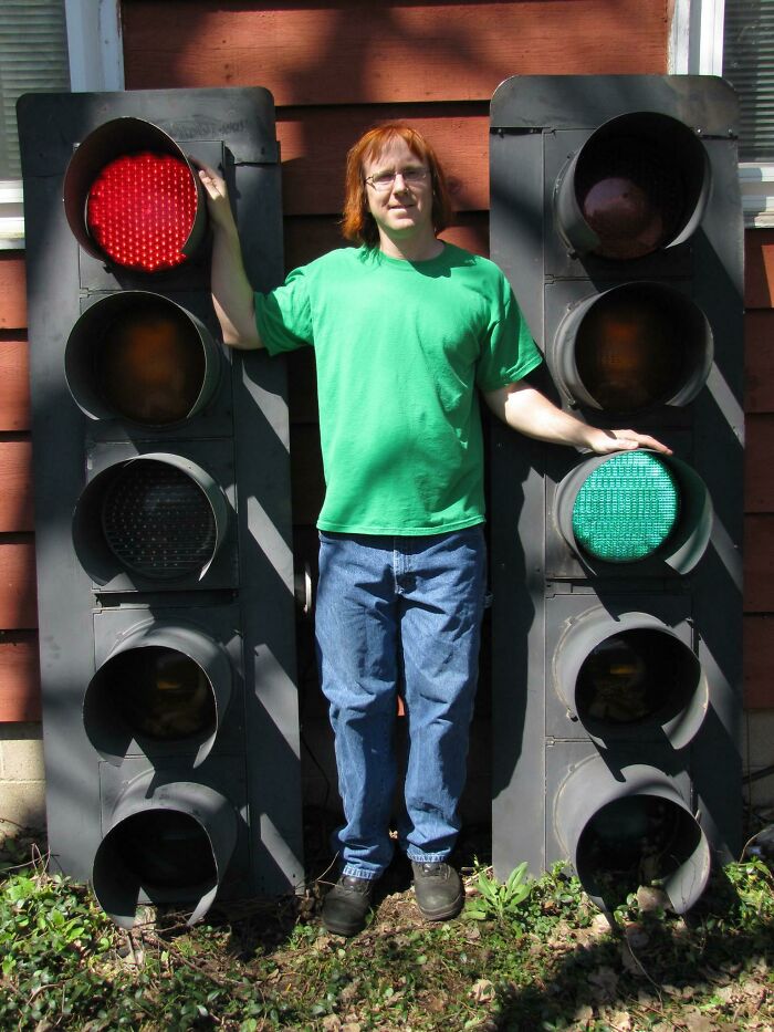 Me Demonstrating How Big Traffic Signals Actually Are