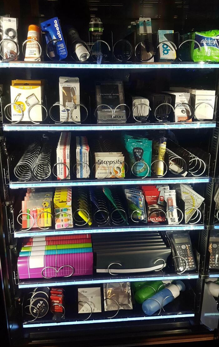 La universidad tiene una máquina expendedora con todo lo que se necesita como estudiantes, desde toallitas femeninas hasta una batería portátil 