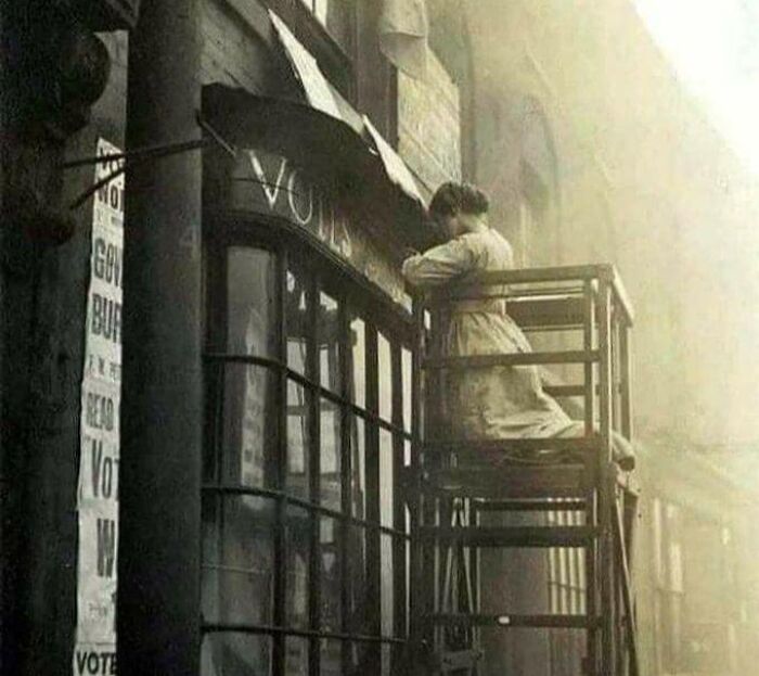 La sufragista Estelle Sylvia Pankhurst pintando "Votos para mujeres" en el local de la Women's Social And Political Union 198 Bow Road, East London, 1912