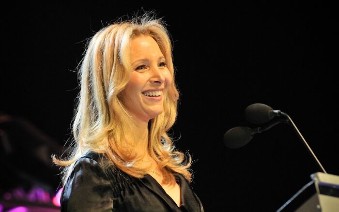 Picture of Lisa Kudrow talking and smiling