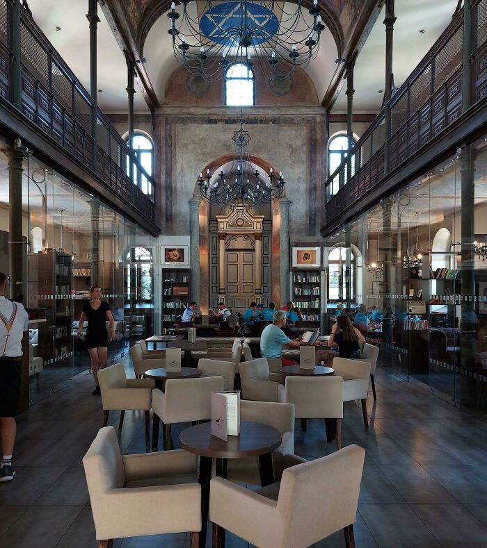 Sinagoga convertida en una cafetería, en Trnava, Eslovaquia