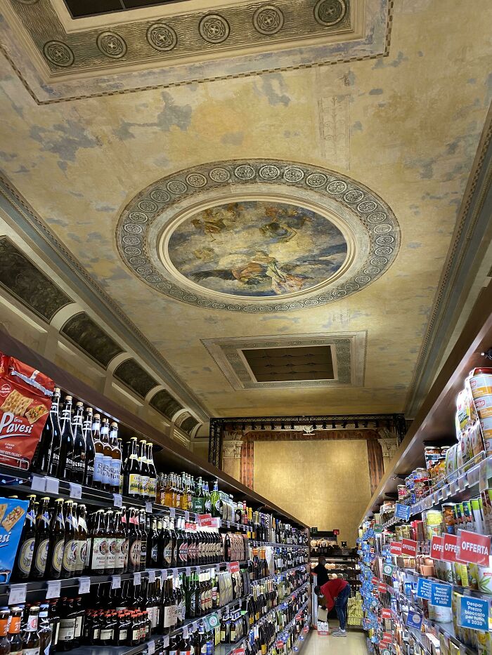 Un supermercado dentro de un viejo teatro de Venecia, Italia