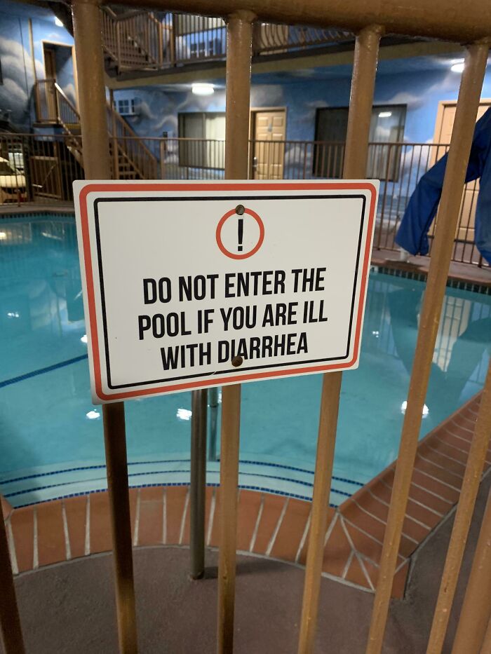 Nunca había visto un cartel tan contundente en la piscina de un hotel