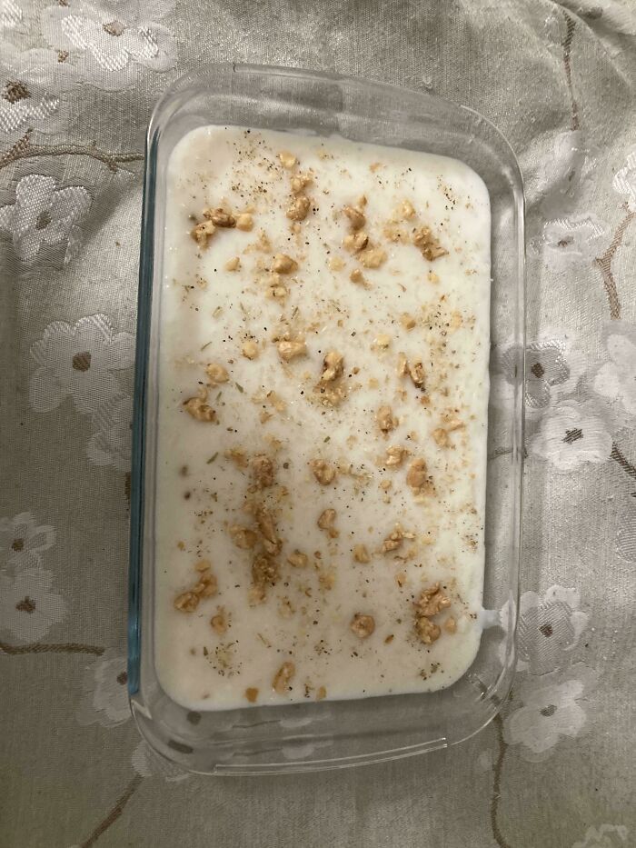 Mis vecinos musulmanes me sorprendieron y me trajeron esta comida. Tiene arroz, algún tipo de leche, nueces en la parte superior, y puedo sentir el sabor de hierba de limón