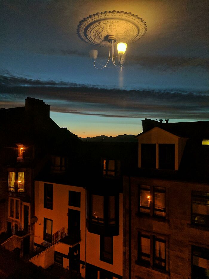 El reflejo de la luz en la ventana hace que parezca que está flotando en el cielo 