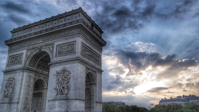 Arc De Triomphe from below 