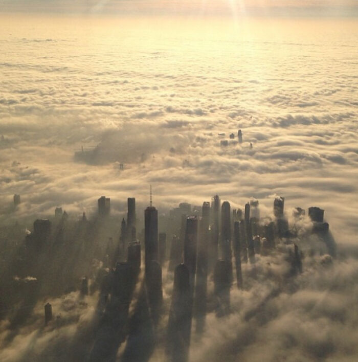 Volando a Nueva York esta mañana... Las nubes estaban tan bajas que había una ciudad en el cielo...