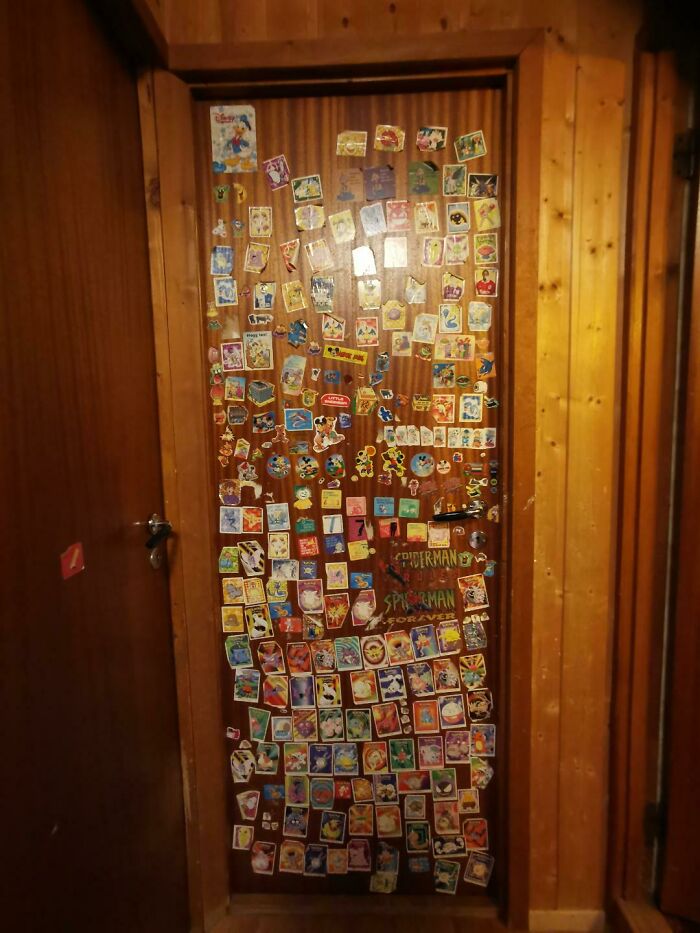La puerta del dormitorio de mi infancia y la de mis dos hermanos. Nuestros padres la han mantenido así