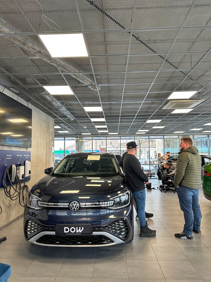 Car Dealership Got Creative For A Charity Campaign Supporting Ukraine By Hosting One-Day Tattoo Studio Car Dealership Got Creative For A Charity Campaign Supporting Ukraine By Hosting One-Day Tattoo Studio