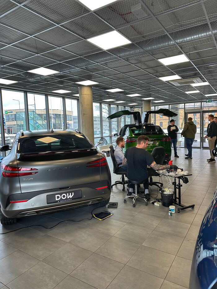 Car Dealership Got Creative For A Charity Campaign Supporting Ukraine By Hosting One-Day Tattoo Studio Car Dealership Got Creative For A Charity Campaign Supporting Ukraine By Hosting One-Day Tattoo Studio