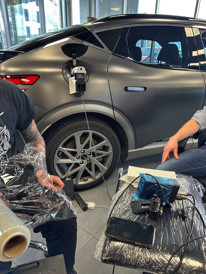 Car Dealership Got Creative For A Charity Campaign Supporting Ukraine By Hosting One-Day Tattoo Studio Car Dealership Got Creative For A Charity Campaign Supporting Ukraine By Hosting One-Day Tattoo Studio