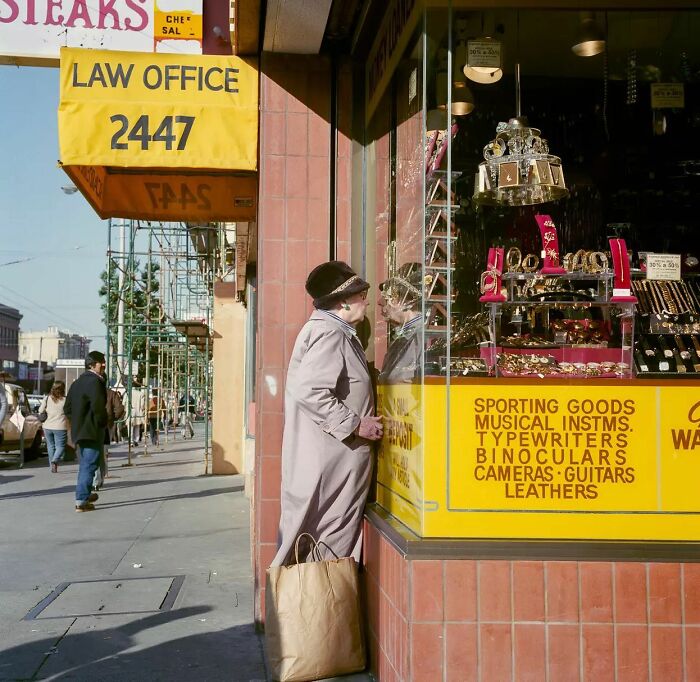 56 New Photos Of Fascinating Moments From The Streets Shared By This Instagram Account