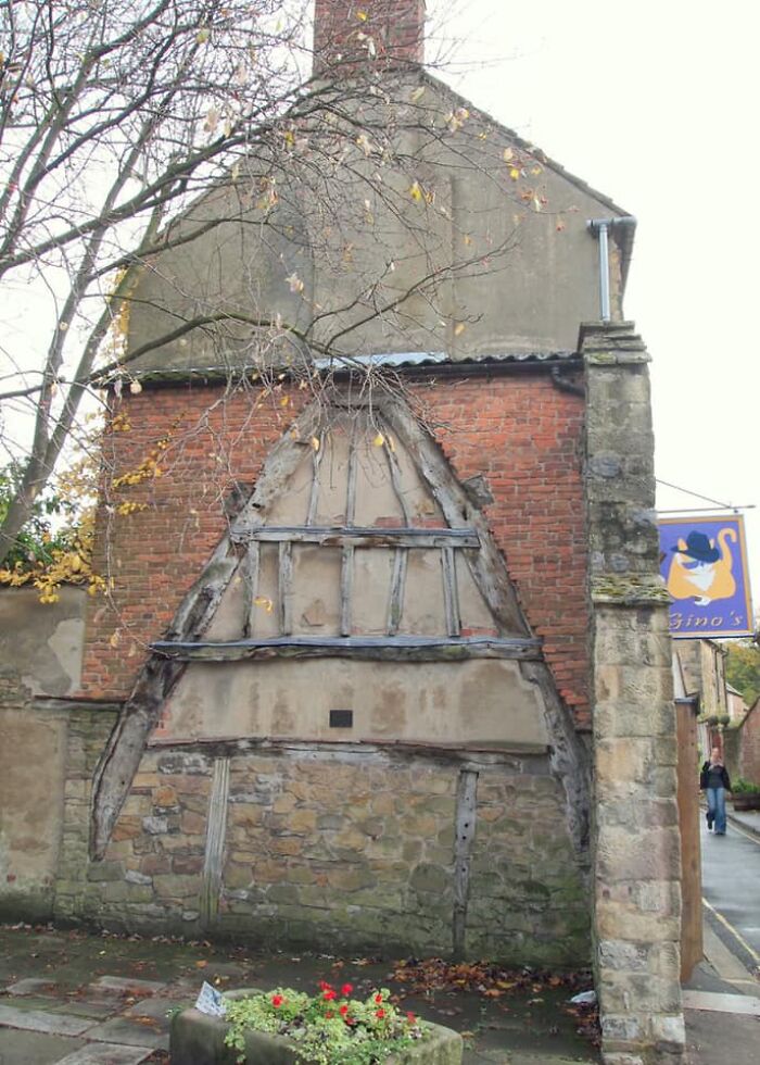 Cabaña con vigas de madera del siglo XIV conservada en un muro junto a la puerta de Santa María, en la calle de St John, Wirksworth, Reino Unido