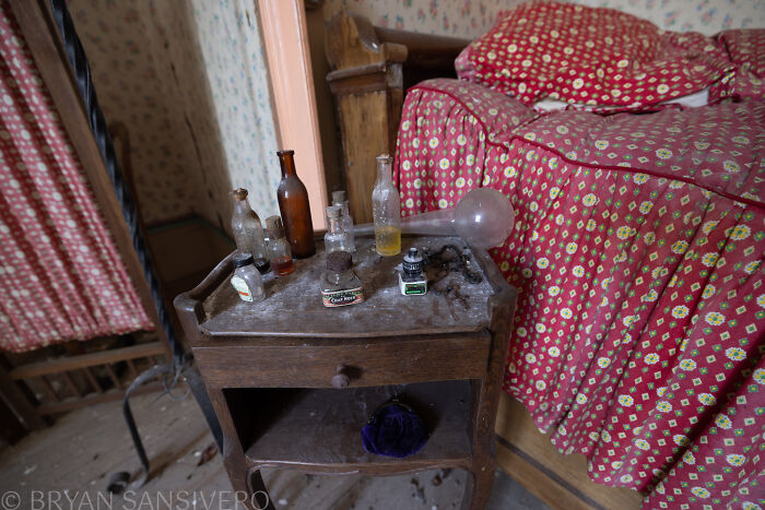 A Story Of Tragedy And Loss: I Explored An Abandoned House Belonging To A Family That Got In A Car Accident In The 1980s (20 Pics) A Story Of Tragedy And Loss: I Explored An Abandoned House Belonging To A Family That Got In A Car Accident In The 1980s (20 Pics)