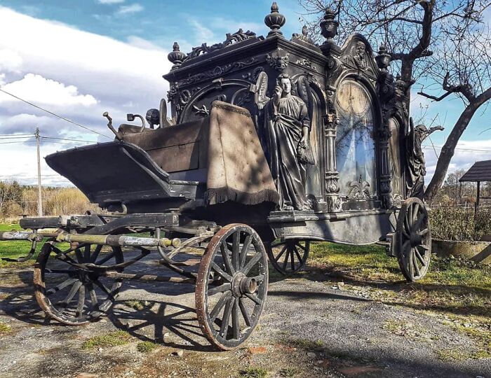 Una carroza fúnebre europea del siglo XIX