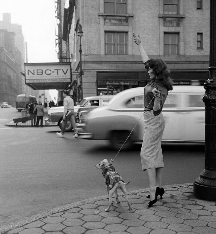 Mujer pidiendo un taxi en Nueva York, 1956